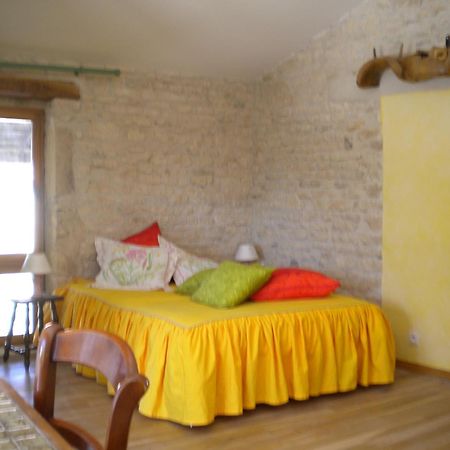Au Col De Cygne Apartman Blanzac-les-Matha Kültér fotó