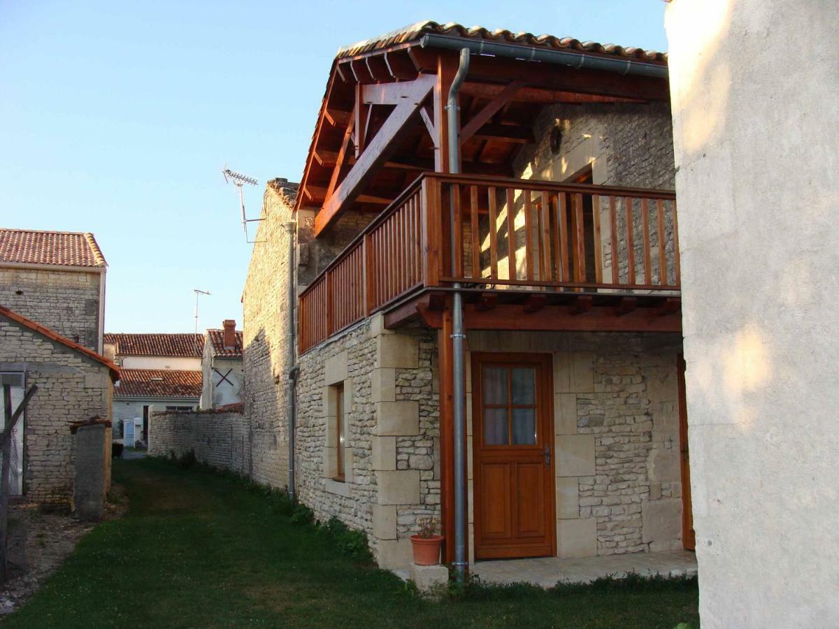 Au Col De Cygne Apartman Blanzac-les-Matha Kültér fotó